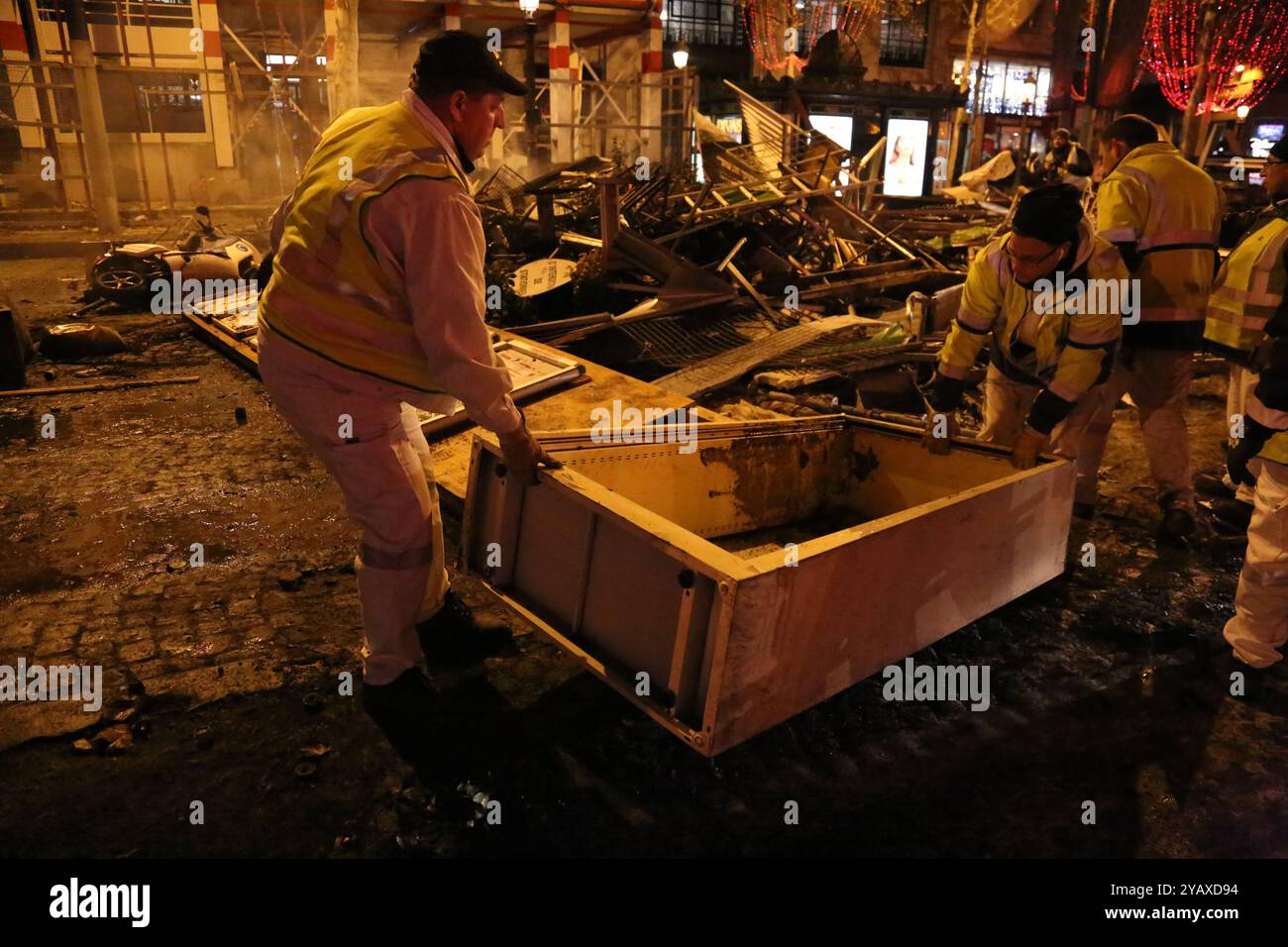 Les équipes de nettoyage parisiennes nettoient les débris et les barricades et nettoient le long des champs-ElysAes et près de l’Arc de Triomphe dimanche matin, au lendemain d’une violente manifestation des militants anti-randonnées carburant. Samedi 24 novembre, environ 5 000 manifestants des gilets jaunes avaient convergé sur l'avenue parisienne pour manifester contre une augmentation de la taxe sur les carburants avec des violences entre eux et la police. Les gendarmes et la police anti-émeute ont utilisé des gaz lacrymogènes et des canons à eau pour disperser la foule lors du deuxième week-end de manifestations contre la hausse des prix du carburant Banque D'Images