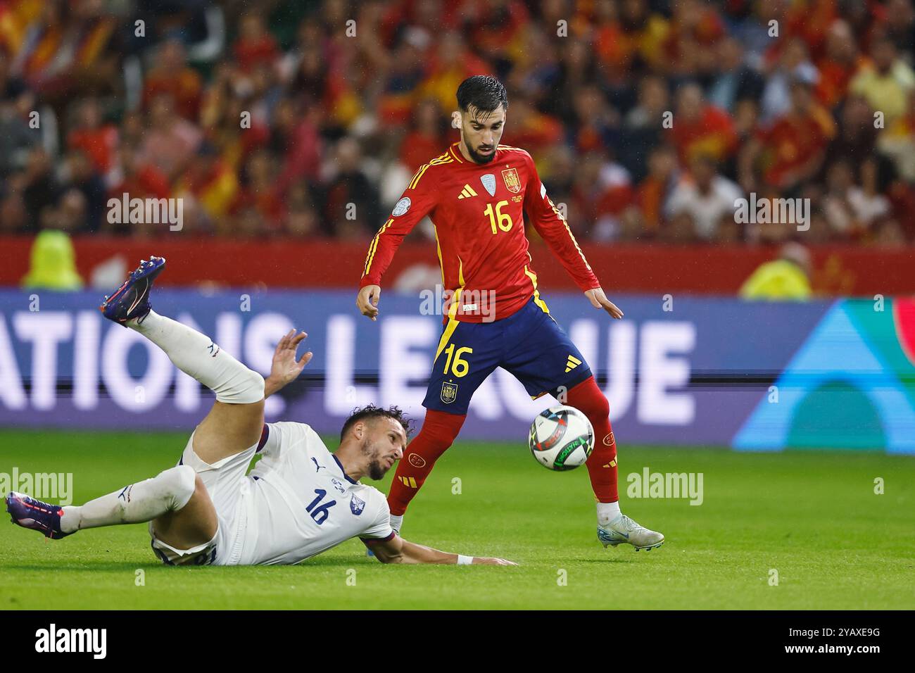 Cordoue, Espagne. 15 octobre 2024. (G-d) Strahinja Erakovic (SRB), Alex Baena (ESP) Football/Football : Ligue des Nations de l'UEFA phase Ligue des Nations match du groupe A4 entre Espagne 3-0 Serbie à l'Estadio Nuevo Arcangel à Cordoue, Espagne . Crédit : Mutsu Kawamori/AFLO/Alamy Live News Banque D'Images