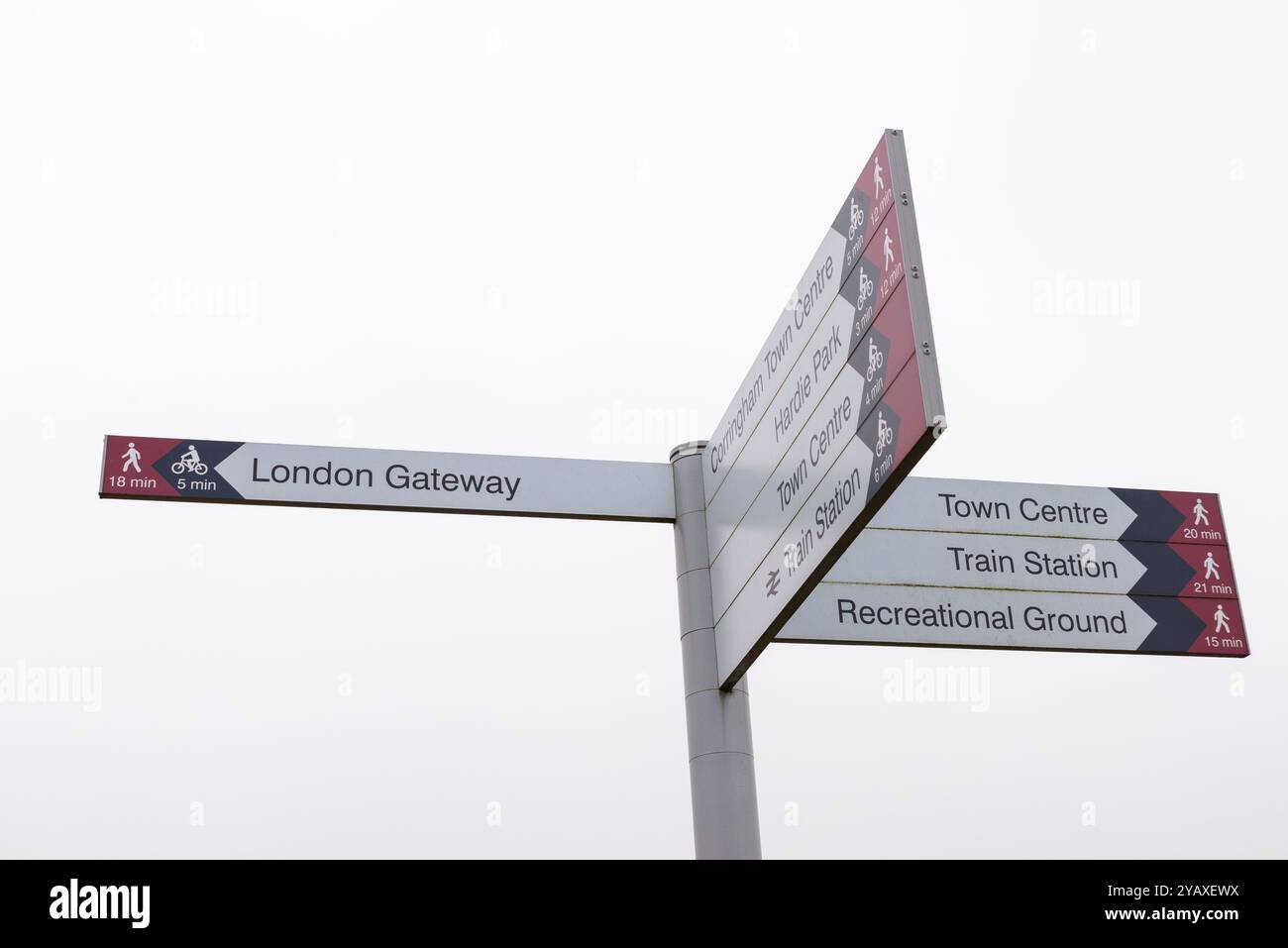 DP World London Gateway Port à Stanford le Hope, Essex, Royaume-Uni. Sentier pédestre public et pistes cyclables vers le port et les routes locales Banque D'Images DP World London Gateway Port à Stanford le Hope, Essex, Royaume-Uni. Sentier pédestre public et pistes cyclables vers le port et les routes locales Banque D'Images