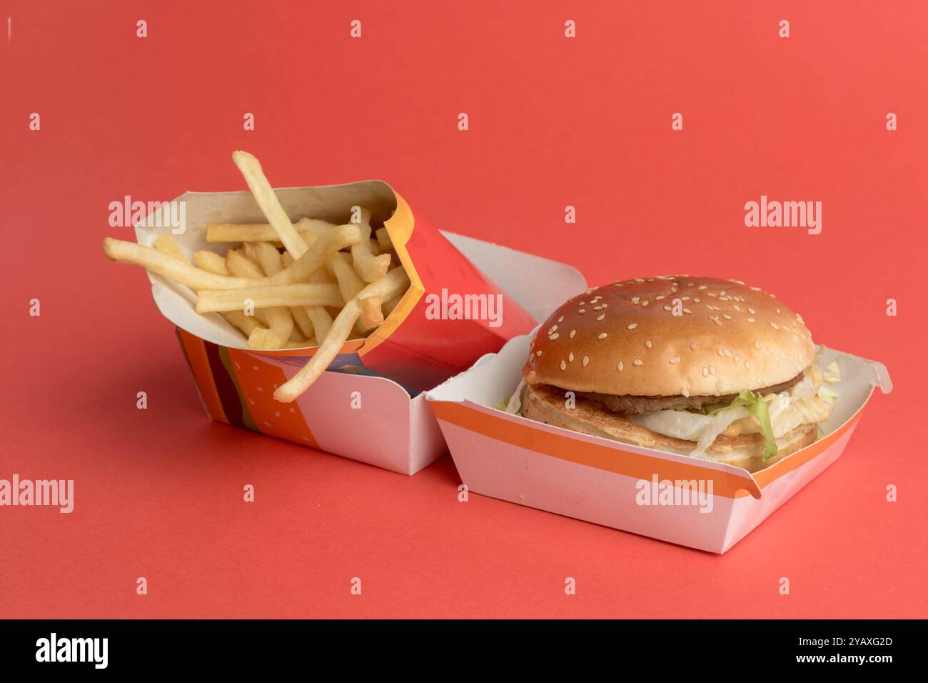 Londres, Royaume-Uni, 14 octobre 2024 :- Une vue d'un McDonalds Big Mac et Medium Fires sur un fond rouge Banque D'Images