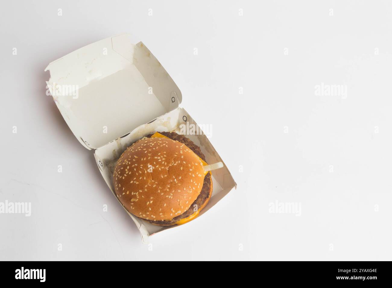 Londres, Royaume-Uni, 14 octobre 2024:- Une vue d'un McDonalds Quarter Pounder avec du fromage, sur un fond blanc Banque D'Images