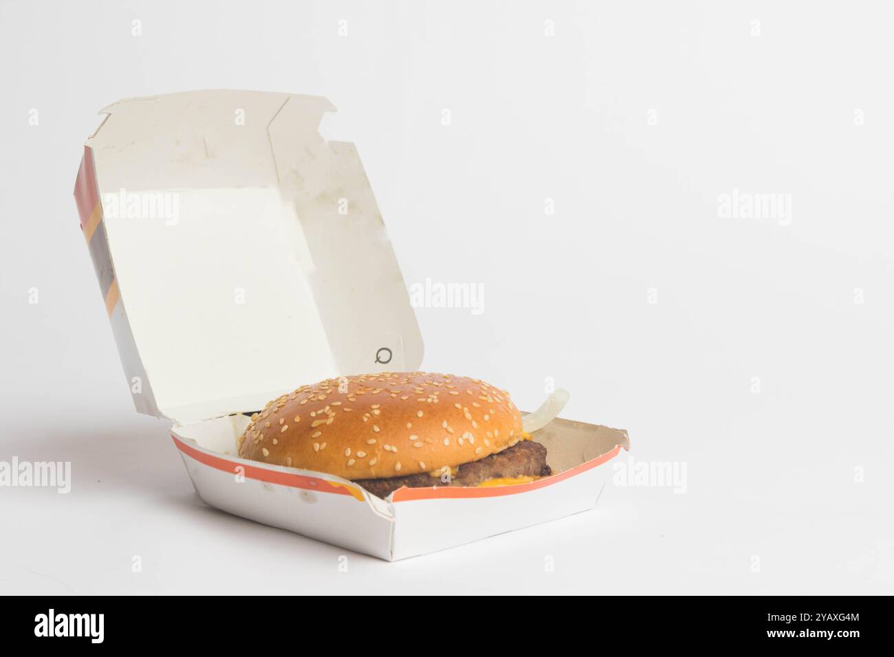 Londres, Royaume-Uni, 14 octobre 2024:- Une vue d'un McDonalds Quarter Pounder avec du fromage, sur un fond blanc Banque D'Images