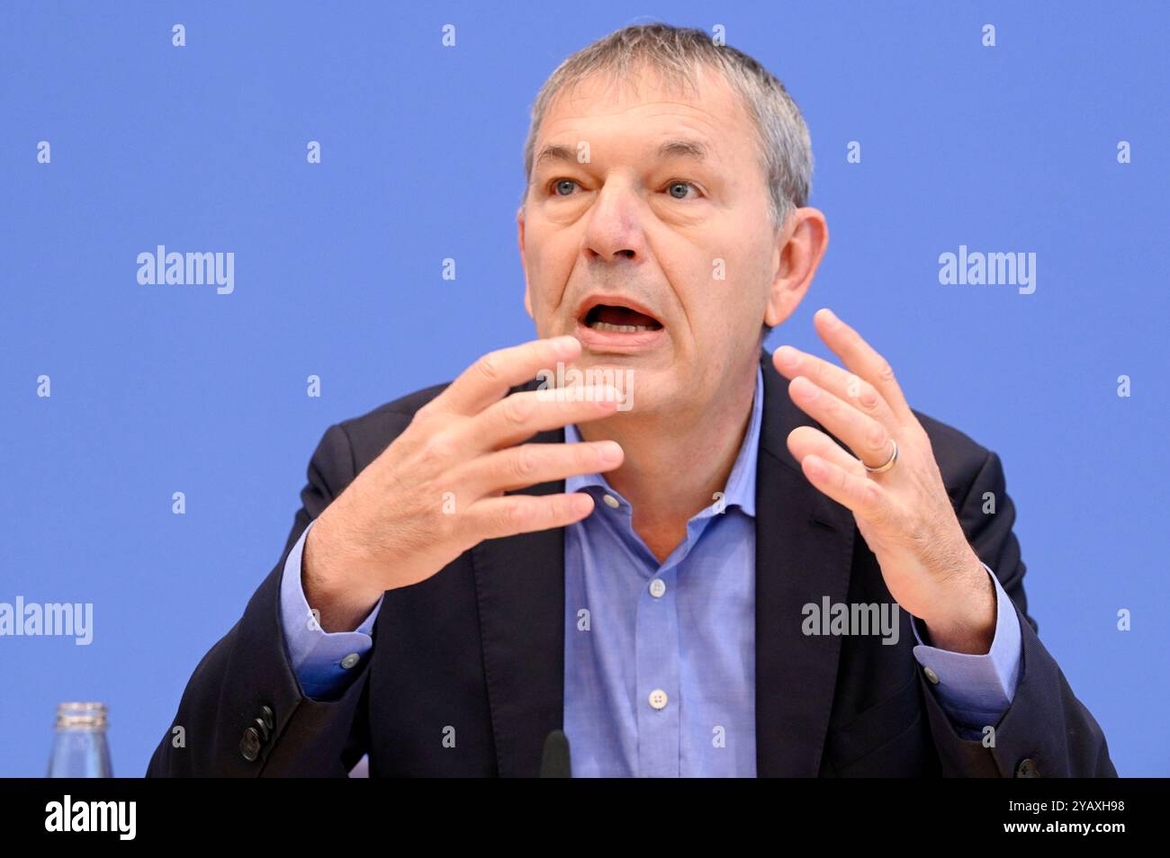 Philippe Lazzarini BEI der Bundespressekonferenz UNRWA : Aktuelle situation und Schwierigkeiten der humanitären Hilfe im Nahen Osten im Haus der Bundespressekonferenz. Berlin, 16.10.2024 *** Philippe Lazzarini à la Conférence de presse fédérale de l'UNRWA situation actuelle et difficultés de l'aide humanitaire au moyen-Orient dans la Maison de la Conférence de presse fédérale Berlin, 16 10 2024 Foto:XF.xKernx/xFuturexImagex unrwa 4011 Banque D'Images