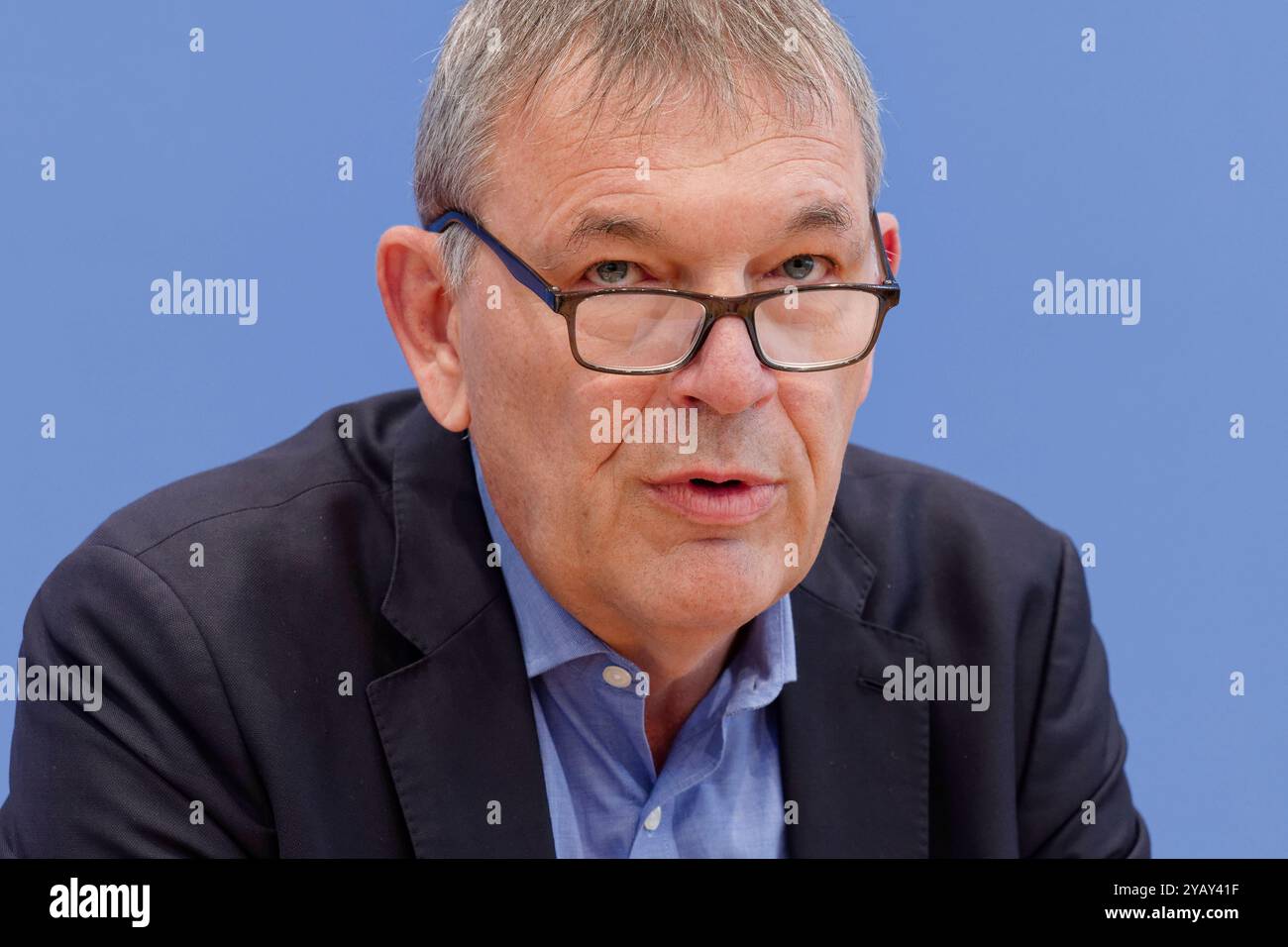 UNWRA-Generalkommissar zur aktuellen Lage in Nahost 2024-10-16 Deutschland, Berlin Bundespressekonferenz der UNRWA zur aktuellen situation und zu den Schwierigkeiten der humanitären Hilfe im Nahe Osten. IM Bild Philippe Lazzarini, Generalkommissar für das Hilfswerk der Vereinten Nationen für Palästinaflüchtlinge im Nahen Osten UNWRA. *** Commissaire général de l'UNRWA sur la situation actuelle au moyen-Orient 2024 10 16 Allemagne, Berlin Conférence de presse fédérale de l'UNRWA sur la situation actuelle et les difficultés de l'aide humanitaire au moyen-Orient en image Philippe Lazzarini, commissaire Banque D'Images