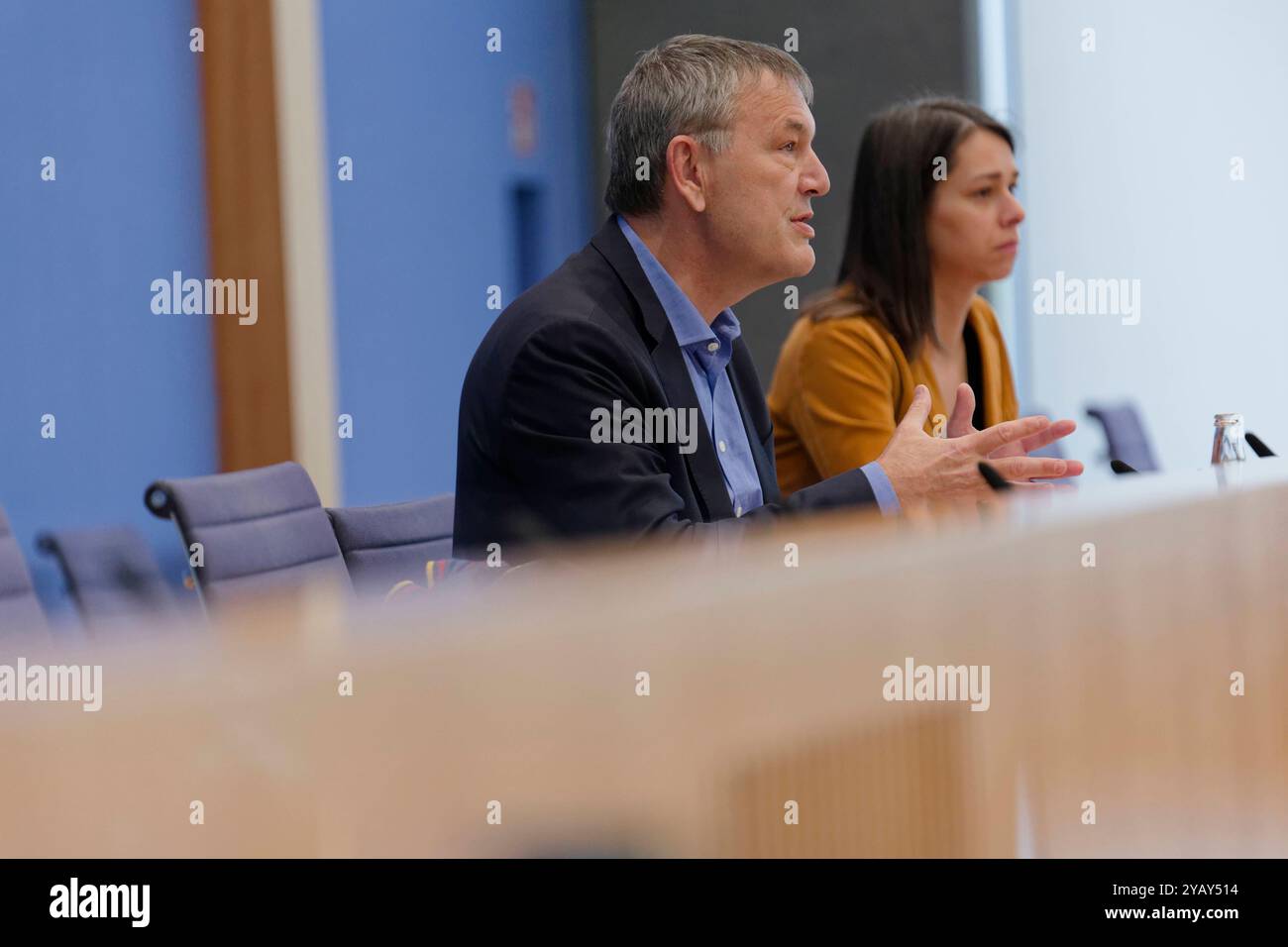 UNWRA-Generalkommissar zur aktuellen Lage in Nahost 2024-10-16 Deutschland, Berlin Bundespressekonferenz der UNRWA zur aktuellen situation und zu den Schwierigkeiten der humanitären Hilfe im Nahe Osten. IM Bild Philippe Lazzarini, Generalkommissar für das Hilfswerk der Vereinten Nationen für Palästinaflüchtlinge im Nahen Osten UNWRA. *** Commissaire général de l'UNRWA sur la situation actuelle au moyen-Orient 2024 10 16 Allemagne, Berlin Conférence de presse fédérale de l'UNRWA sur la situation actuelle et les difficultés de l'aide humanitaire au moyen-Orient en image Philippe Lazzarini, commissaire Banque D'Images