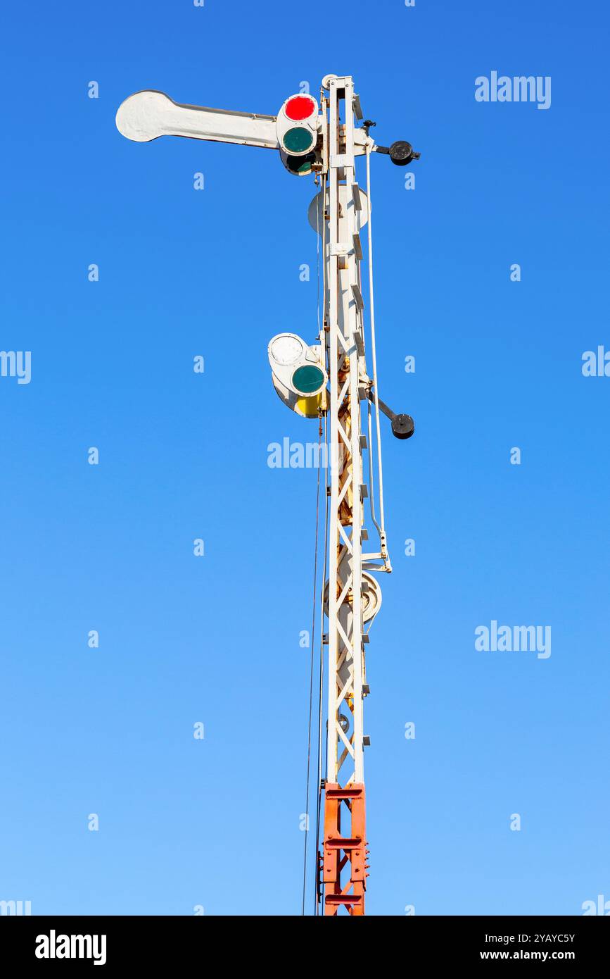 Vieux sémaphore de chemin de fer contre le ciel bleu par une journée ensoleillée Banque D'Images