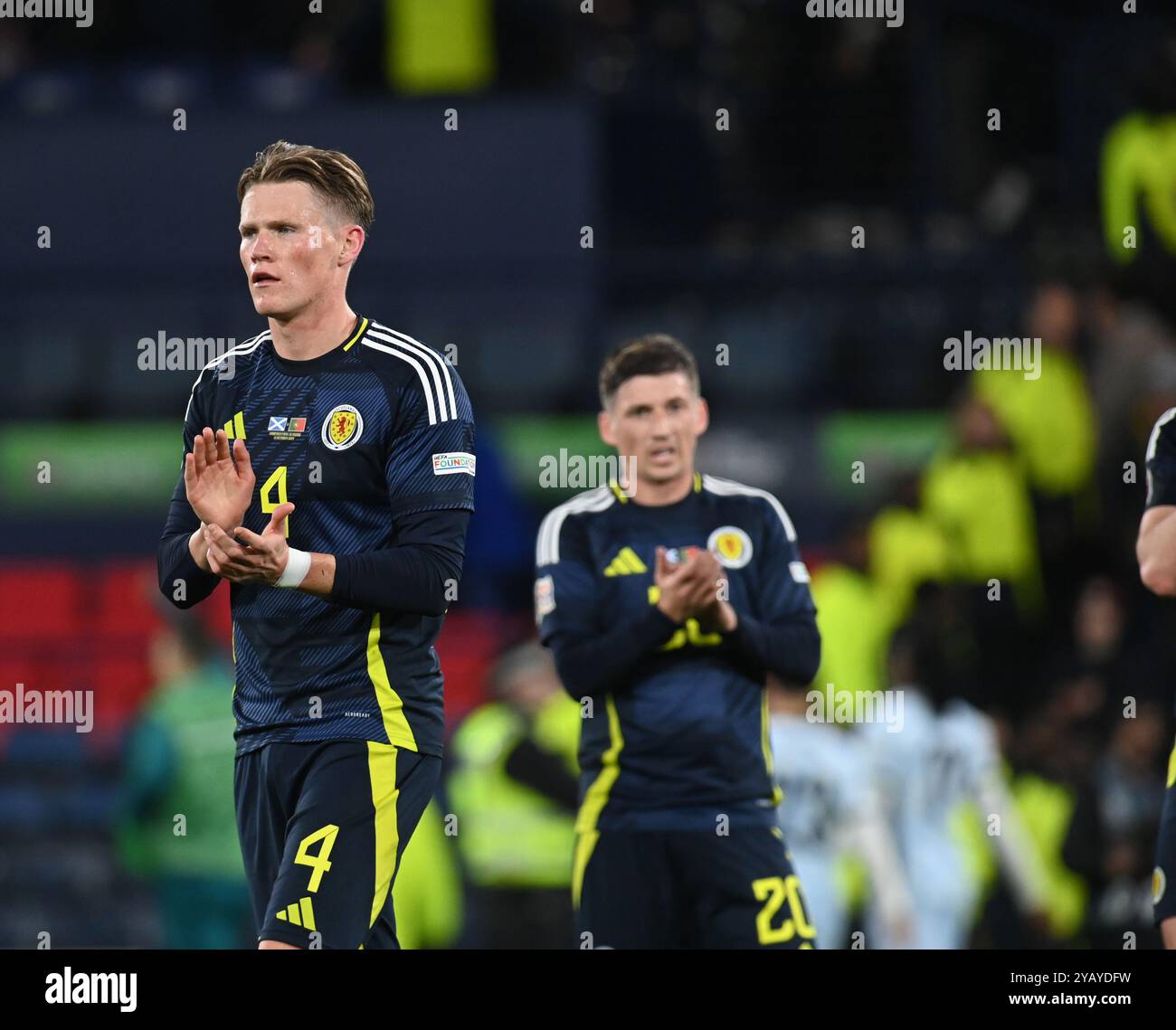 . Écosse - Portugal Ligue des Nations UEFA : Ligue A, Groupe 1 15 octobre 2024 Hampden Park, Glasgow. Écosse . UK Scott McTominay & Ryan Gauld (Écosse) reconnaissent le soutien des fans . Crédit : eric mccowat/Alamy Live News Banque D'Images