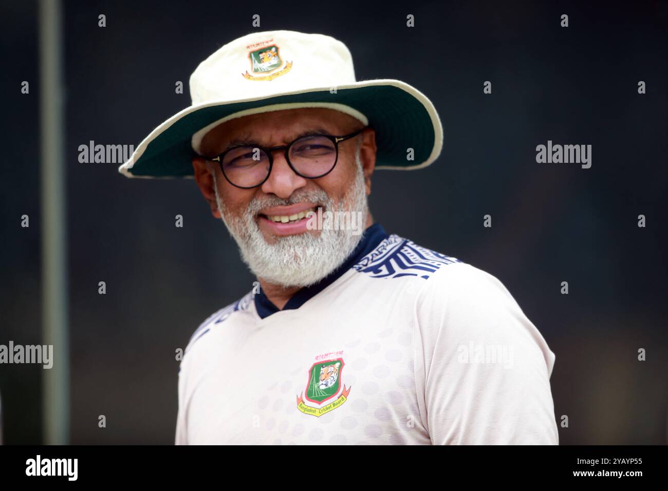 L'entraîneur-chef Chandika Hathurusingha (M) alors que l'équipe du Bangladesh a commencé à s'entraîner avant les deux matchs à domicile contre l'Afrique du Sud au SH de Mirpur Banque D'Images