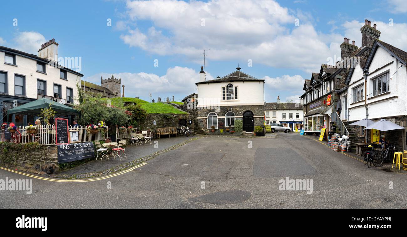HAWKSHEAD, CUMBRIA, ROYAUME-UNI - 8 SEPTEMBRE 2024. Paysage panoramique de boutiques et de pubs touristiques et de cafés dans le centre du village Hawkshead dans les Anglais Banque D'Images