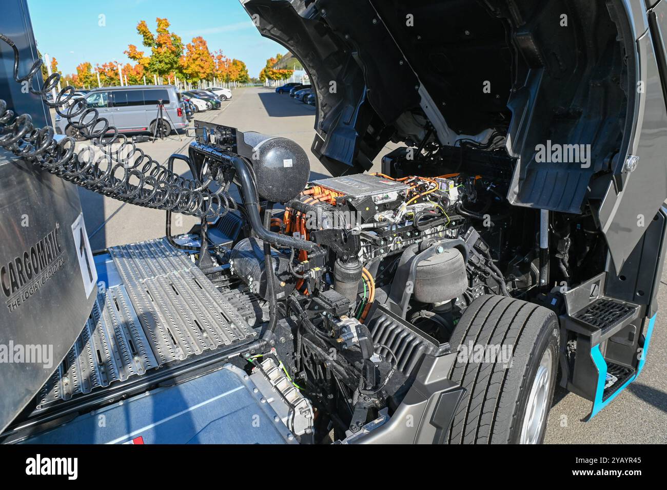 Leipzig - MAN übergibt weltweit ersten eTruck : Leipziger Unternehmen kauft E-Laster 15.10.2024 gegen 10 Uhr Leipzig, Porsche Experience Center Der erste MAN eTruck findet seinen Weg zum Kunden. Damit starten wir offiziell in ein neues elektrisches Zeitalter und beginnen nun mit der Auslieferung unserer neuen schweren und vollelektrischen Trucks und das genau 100 Jahre nach der Präsentation des ersten Diesel-Lkws von MAN auf der Internationalen Automobilausstellung in Berlin. Der erste MAN eTruck wird in Leipzig von der Firma Dräxlmaier eingesetzt und transportiert Batterien für den Porsche EMA Banque D'Images