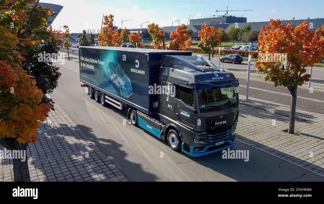 DATE D'ENREGISTREMENT NON INDIQUÉE Leipzig - MAN übergibt weltweit ersten eTruck : Leipziger Unternehmen kauft E-Laster 15.10.2024 gegen 10 Uhr Leipzig, Porsche Experience Center Der erste MAN eTruck findet seinen Weg zum Kunden. Damit starten wir offiziell in ein neues elektrisches Zeitalter und beginnen nun mit der Auslieferung unserer neuen schweren und vollelektrischen Trucks und das genau 100 Jahre nach der Präsentation des ersten Diesel-Lkws von MAN auf der Internationalen Automobilausstellung in Berlin. Der erste MAN eTruck wird in Leipzig von der Firma Dräxlmaier eingesetzt und transportiert Batter Banque D'Images