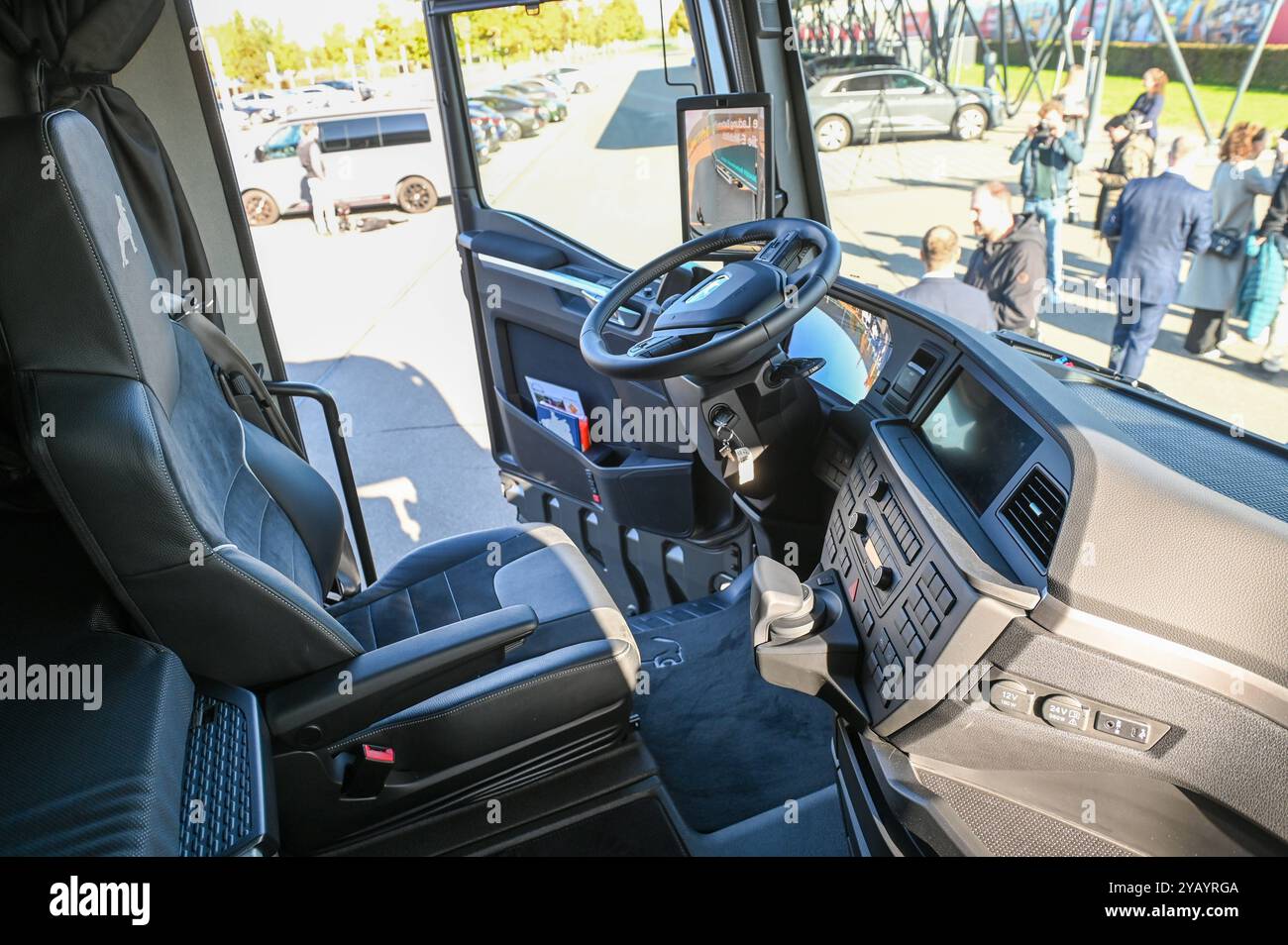 Leipzig - MAN übergibt weltweit ersten eTruck : Leipziger Unternehmen kauft E-Laster 15.10.2024 gegen 10 Uhr Leipzig, Porsche Experience Center Der erste MAN eTruck findet seinen Weg zum Kunden. Damit starten wir offiziell in ein neues elektrisches Zeitalter und beginnen nun mit der Auslieferung unserer neuen schweren und vollelektrischen Trucks und das genau 100 Jahre nach der Präsentation des ersten Diesel-Lkws von MAN auf der Internationalen Automobilausstellung in Berlin. Der erste MAN eTruck wird in Leipzig von der Firma Dräxlmaier eingesetzt und transportiert Batterien für den Porsche EMA Banque D'Images