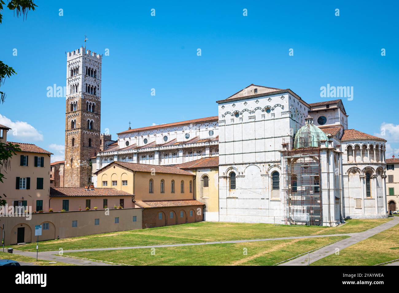 Vue pittoresque sur le clocher et l'arrière de la cathédrale de Lucques en Toscane, Italie. Banque D'Images