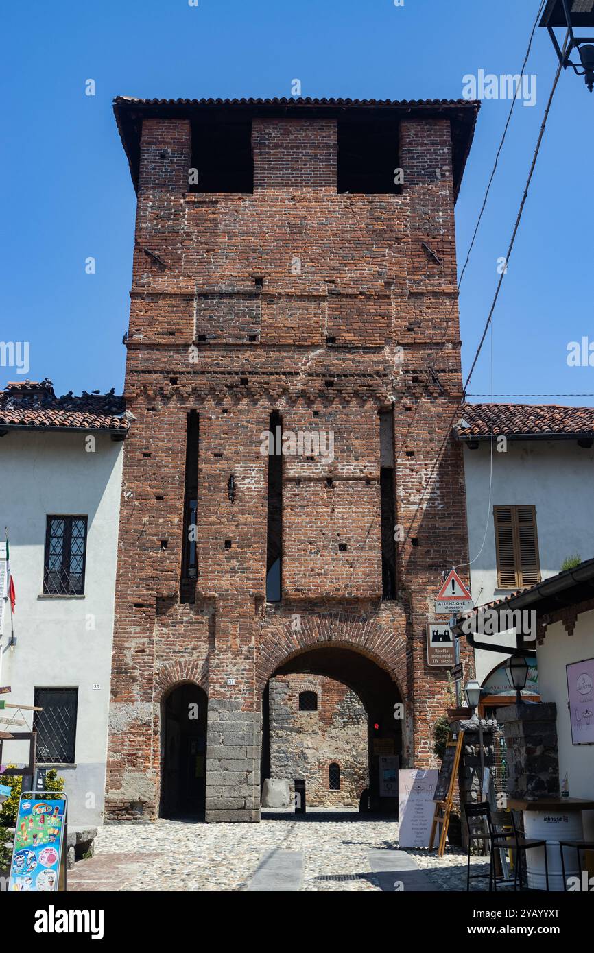 CANDELO, ITALIE, 28 JUILLET 2024 : entrée principale du Ricetto di Candelo. La collection de bâtiments médiévaux dans le Ricetto, près de Biella, est un Banque D'Images