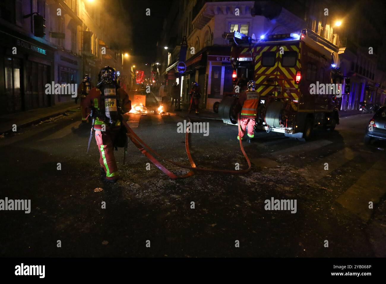 Les équipes de nettoyage parisiennes nettoient les débris et les barricades et nettoient le long des champs-ElysAes et près de l’Arc de Triomphe dimanche matin, au lendemain d’une violente manifestation des militants anti-randonnées carburant. Samedi 24 novembre, environ 5 000 manifestants des gilets jaunes avaient convergé sur l'avenue parisienne pour manifester contre une augmentation de la taxe sur les carburants avec des violences entre eux et la police. Les gendarmes et la police anti-émeute ont utilisé des gaz lacrymogènes et des canons à eau pour disperser la foule lors du deuxième week-end de manifestations contre la hausse des prix du carburant Banque D'Images