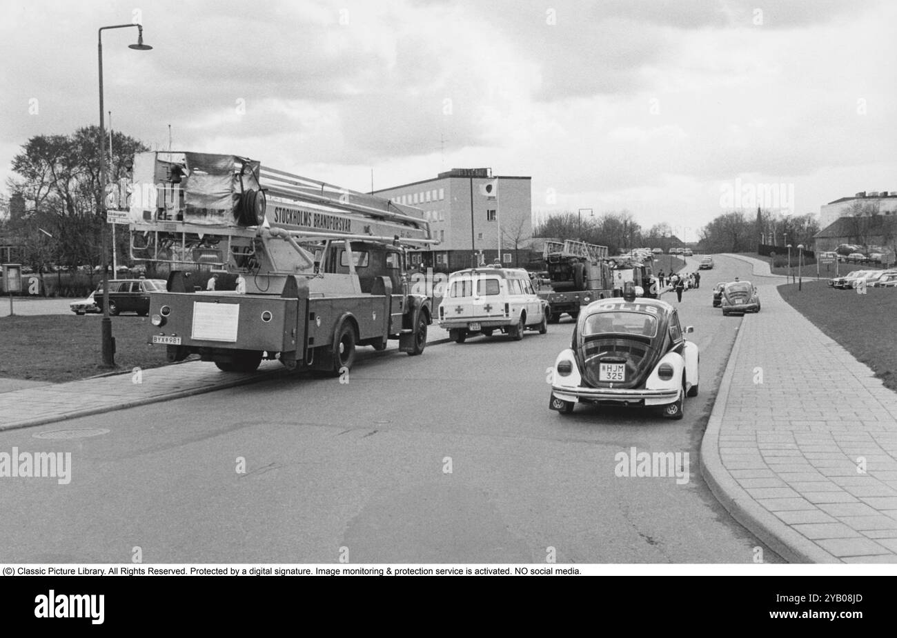 Siège de l'ambassade d'Allemagne de l'Ouest à Stockholm 1975. Le 24 avril 1975, Kommando Holger Meins de l'organisation armée extrémiste de gauche, la faction Armée rouge RAF, occupe l'ambassade ouest-allemande sur Skarpögatan à Gärdet, Stockholm. Le groupe de la RAF a mené l'attaque dans le but de forcer la libération des membres de la RAF et d'autres personnes de prison en Allemagne de l'Ouest. Les occupants ont pris un certain nombre de personnes en otage, dont l'ambassadeur Dietrich Stoecker. La police suédoise se préparait à prendre d'assaut le bâtiment, mais avant qu'elle n'ait eu la chance de le faire, l'ambassade a été secouée par une série d'explosions violentes ; la TNT Banque D'Images