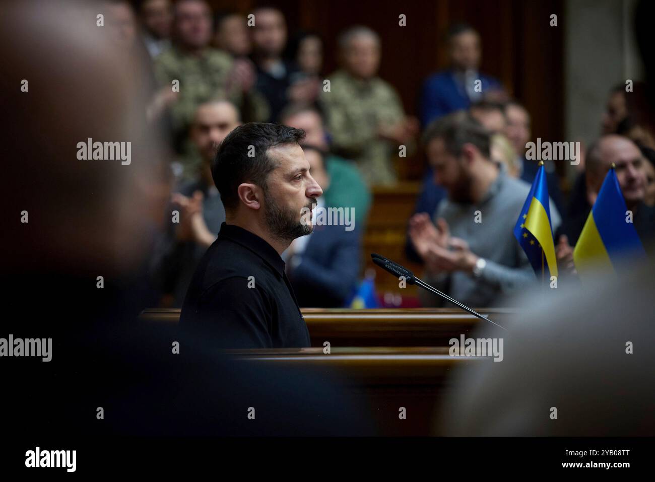 Kiev, Ukraine. 16 octobre 2024. Le président ukrainien Volodymyr Zelenskyy dévoile le Plan de victoire au parlement ukrainien appelé Verkhovna Rada, le 16 octobre 2024 à Kiev, en Ukraine. Crédit : Présidence ukrainienne/Bureau de presse présidentiel ukrainien/Alamy Live News Banque D'Images