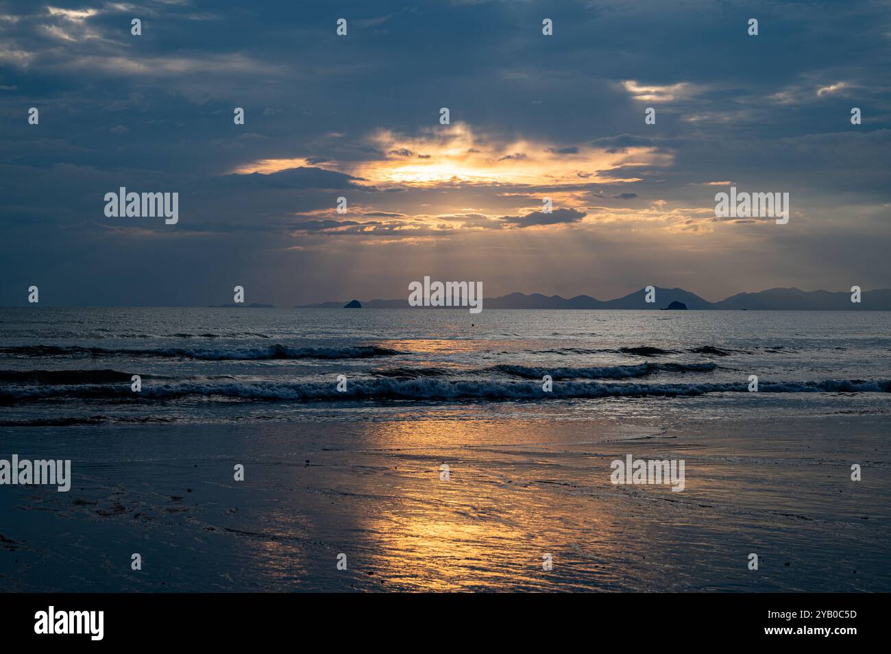 Coucher de soleil derrière les nuages, Thaïlande Banque D'Images