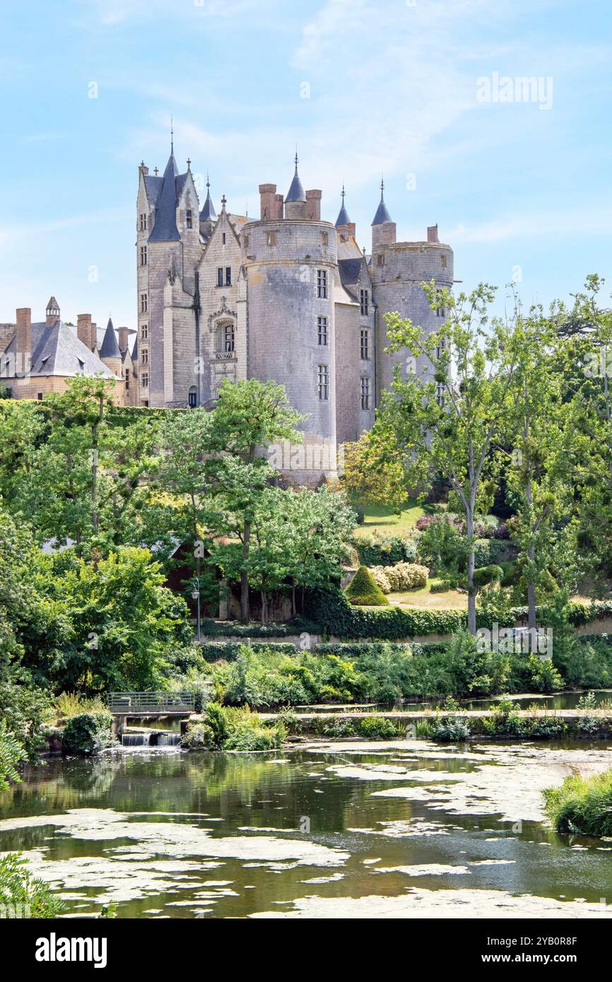 Le Château de Montreuil-Bellay, construit au XIe siècle et reconstruit plusieurs fois jusqu'au XVIIe siècle, et la rivière le Thouet. Banque D'Images