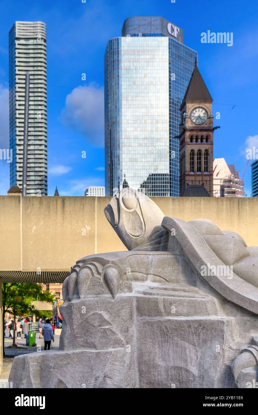 Sculpture en pierre d'une tortue dans le Spirit Garden de Nathan Phillips Square, honorant la culture des Premières Nations. Banque D'Images