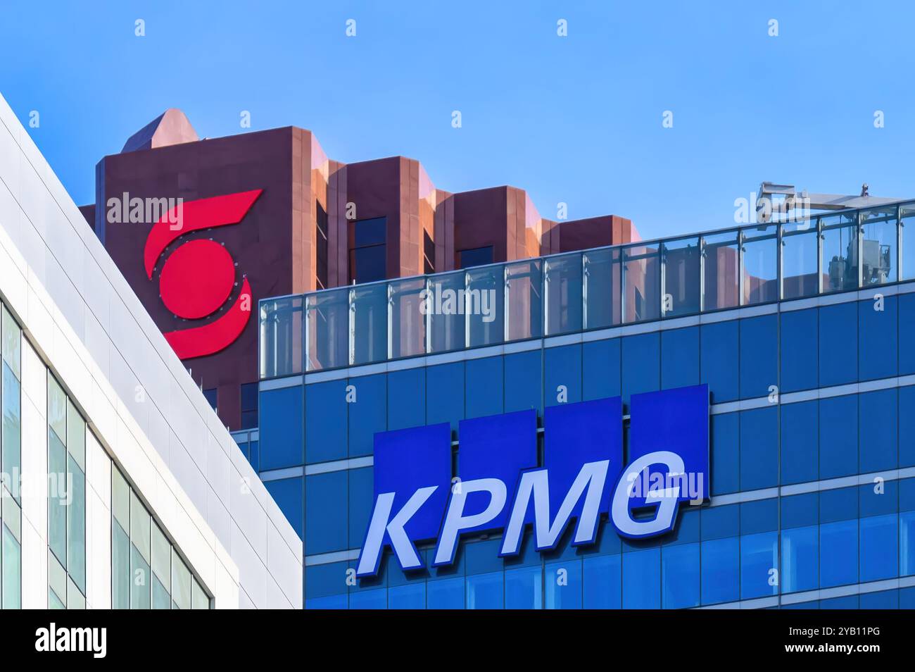 Enseignes commerciales de KPMG et de la Banque Scotia au sommet des gratte-ciel dans le quartier financier. Banque D'Images