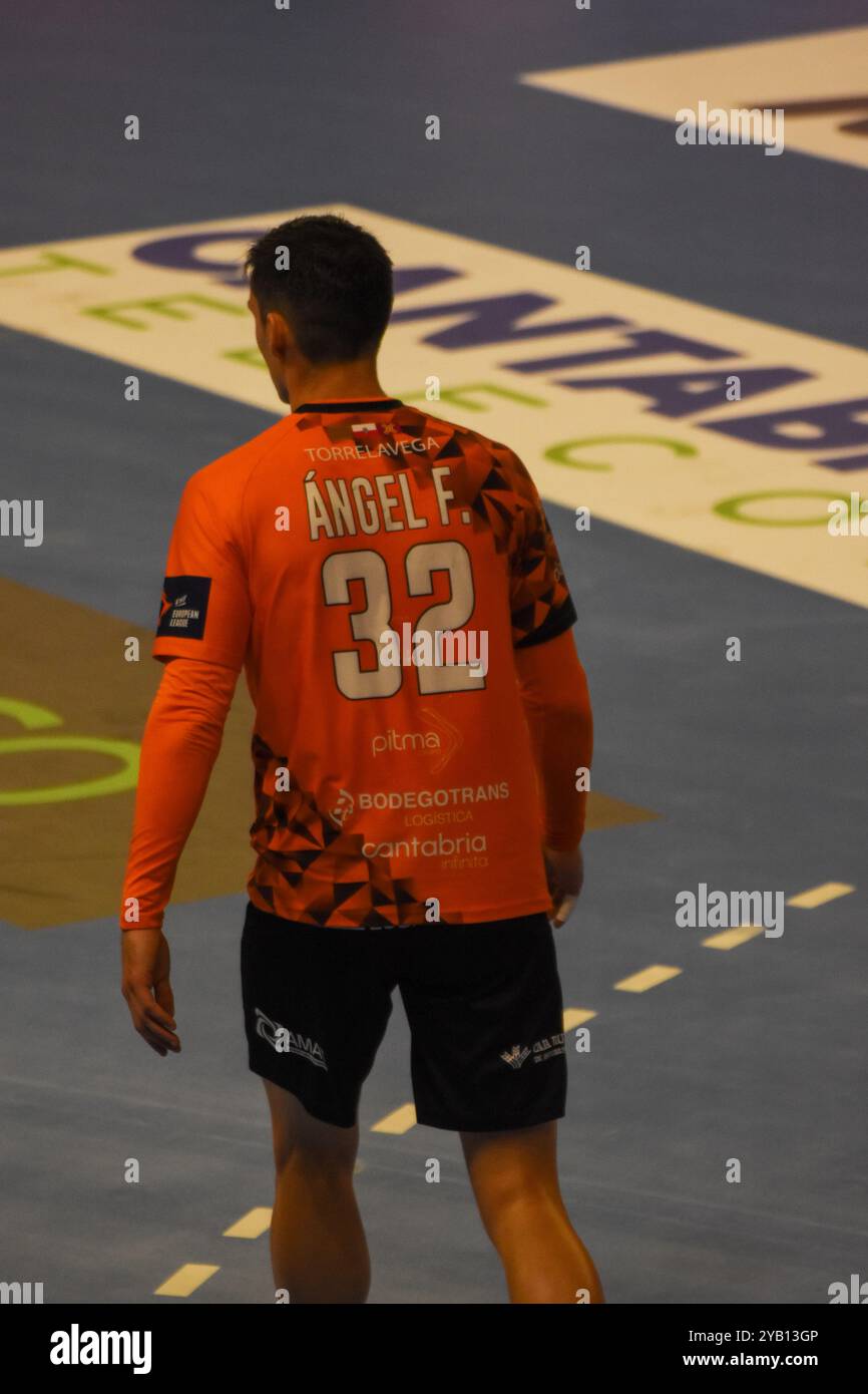 Torrelavega, Espagne. 15 octobre 2024. Tiré au but par Angel Fernandez Perez (32) de Bathco BM. Torrelavega dans le 2ème match de la phase de groupes de l'EHF European League 2024-25 entre Bathco BM. Torrelavega et RK Nexe, le 15 octobre 2024, au Pavillon Vicente Trueba, à Torrelavega, Espagne. (Photo d'Alberto Brevers/Pacific Press) crédit : Pacific Press Media production Corp./Alamy Live News Banque D'Images