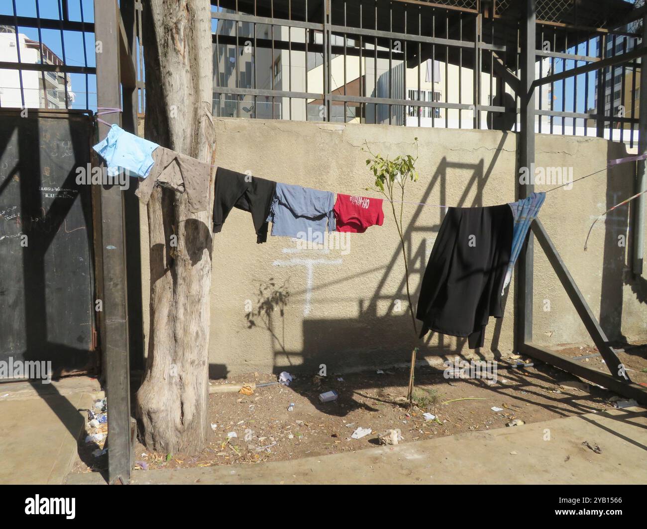 Tripoli, Liban. 15 octobre 2024. Des familles déplacées du Sud Liban sont logées dans une école de Tripoli, au Nord Liban, le 15 octobre 2024. La municipalité de Tripoli, ainsi que le gouvernorat du Nord, des ONG internationales et l'armée libanaise fournissent des abris, de l'eau potable, de la nourriture, des vêtements, de la sécurité et des fournitures médicales aux personnes, syriennes et libanaises, qui ont quitté les villages en raison des attaques israéliennes. (Photo par Elisa Gestri/Sipa USA) crédit : Sipa USA/Alamy Live News Banque D'Images