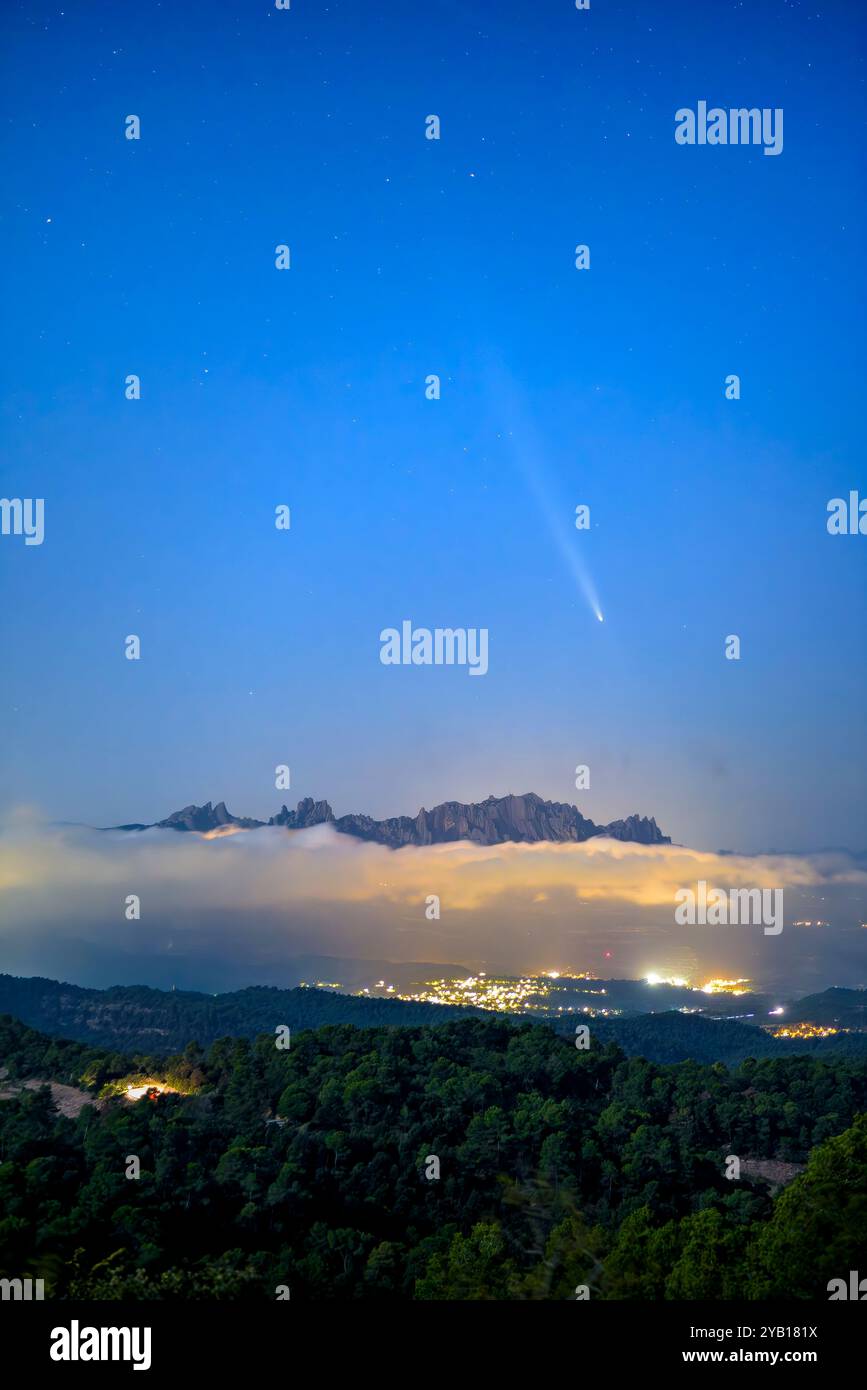 Comète C/2023 A3 Tsuchinshan–ATLAS au-dessus de la montagne de Montserrat, avec des nuages bas, vue depuis la Serra de l'Obac (Barcelone, Catalogne, Espagne) Banque D'Images