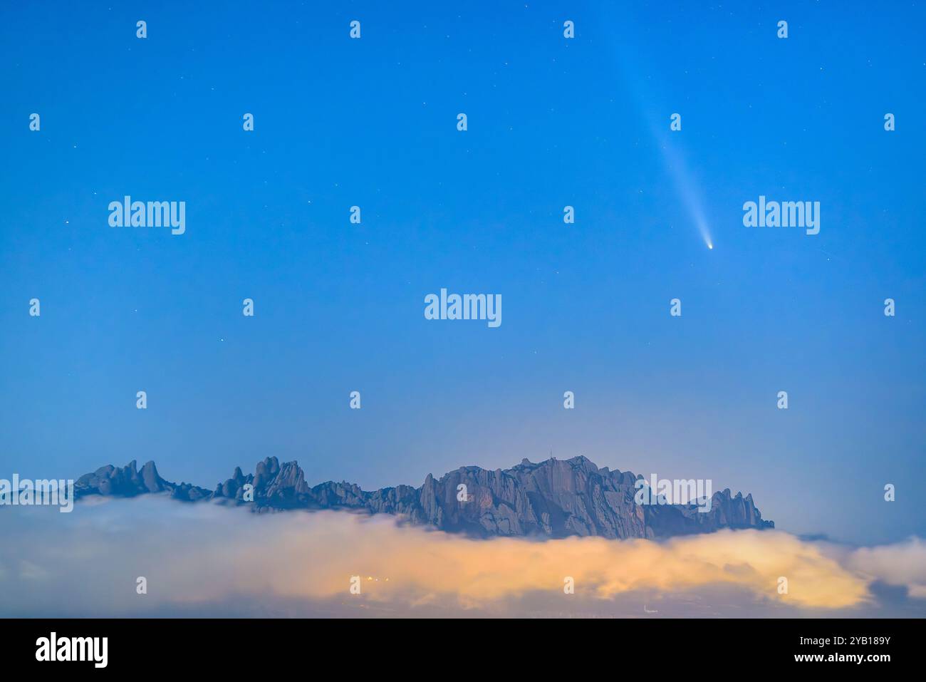 Comète C/2023 A3 Tsuchinshan–ATLAS au-dessus de la montagne de Montserrat, avec des nuages bas, vue depuis la Serra de l'Obac (Barcelone, Catalogne, Espagne) Banque D'Images