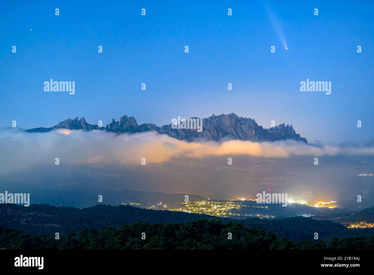 Comète C/2023 A3 Tsuchinshan–ATLAS au-dessus de la montagne de Montserrat, avec des nuages bas, vue depuis la Serra de l'Obac (Barcelone, Catalogne, Espagne) Banque D'Images