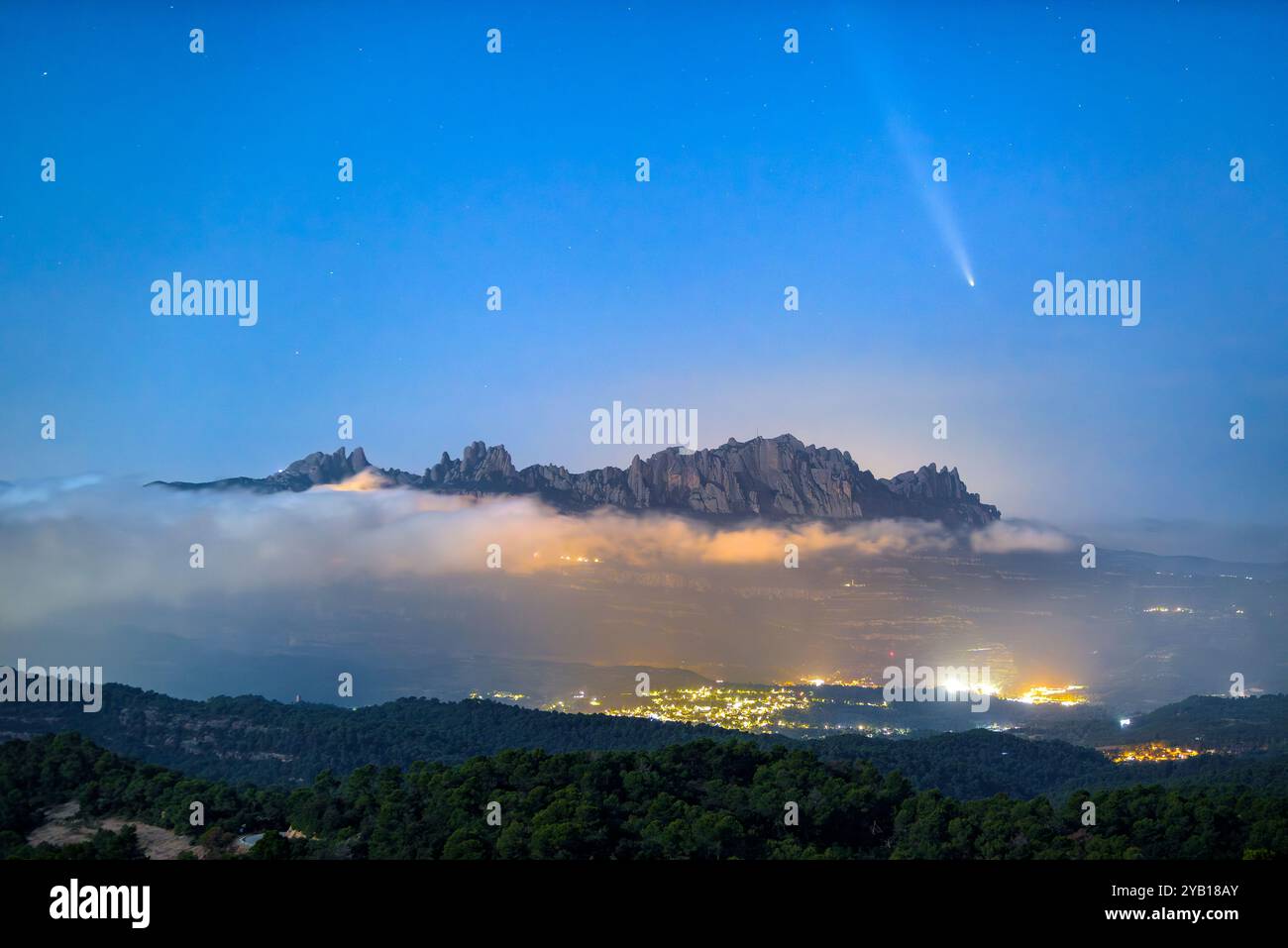 Comète C/2023 A3 Tsuchinshan–ATLAS au-dessus de la montagne de Montserrat, avec des nuages bas, vue depuis la Serra de l'Obac (Barcelone, Catalogne, Espagne) Banque D'Images