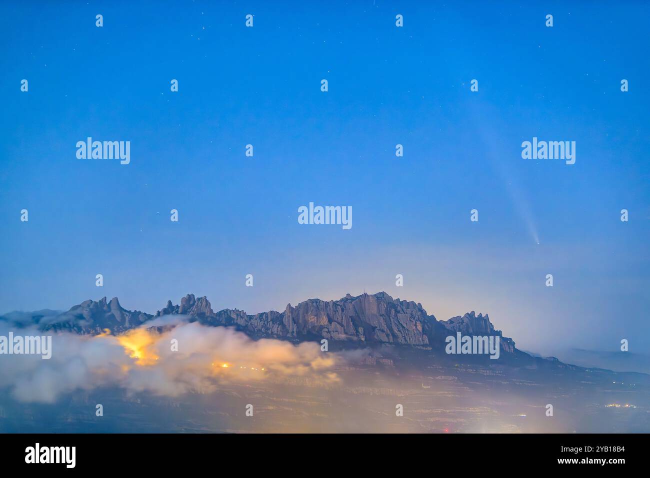 Comète C/2023 A3 Tsuchinshan–ATLAS au-dessus de la montagne de Montserrat, avec des nuages bas, vue depuis la Serra de l'Obac (Barcelone, Catalogne, Espagne) Banque D'Images