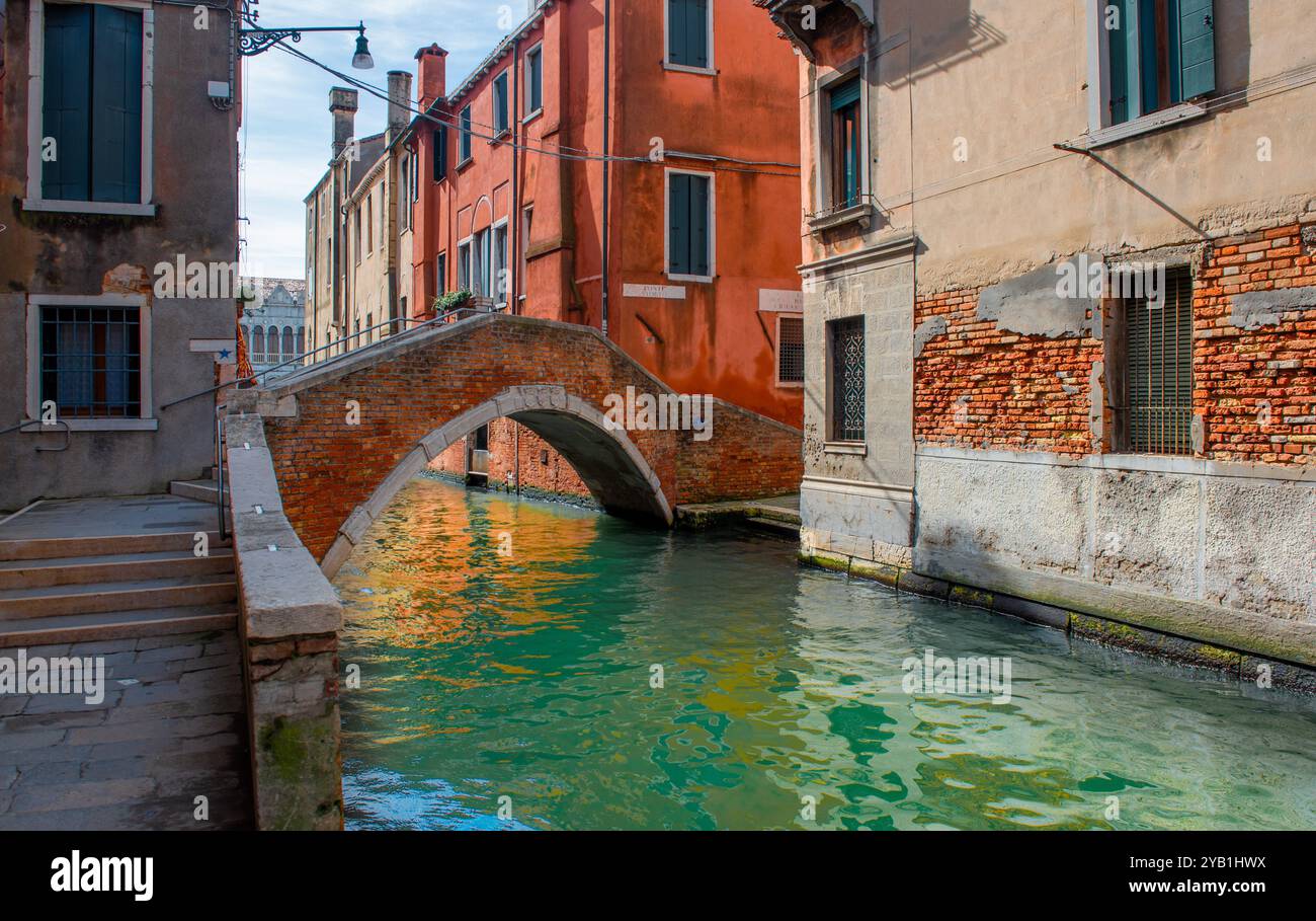 Ponte Storto traversant le Rio Marcuola près de l'église de San Marcuola à Venise Banque D'Images