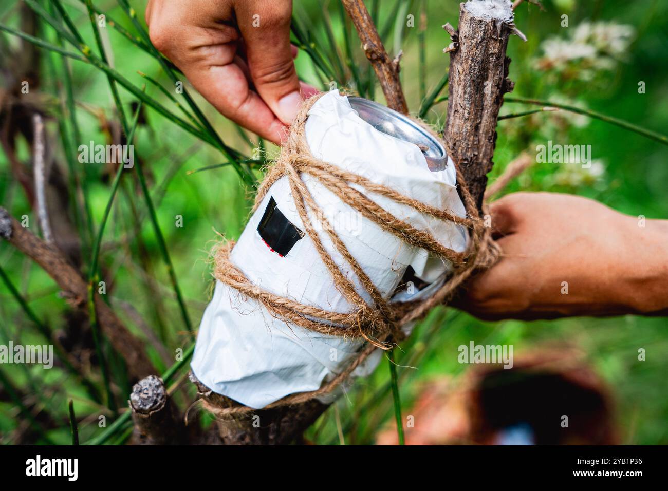 caméra sténopée maison ou caméra sténopée, faite avec une boîte et installée dans la nature. Expérience de caméra photographique DIY Banque D'Images