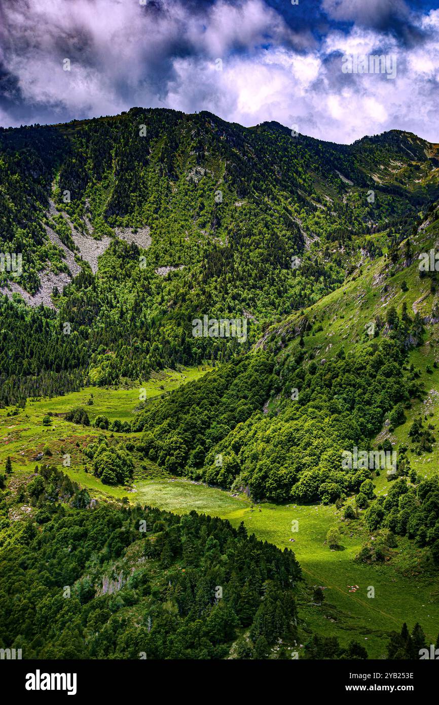 Photo du Col de Pailheres situé dans le département de l'Ariège, dans les Pyrénées françaises. Ce col culmine à une altitude de 2 001 mètres au-dessus du Banque D'Images