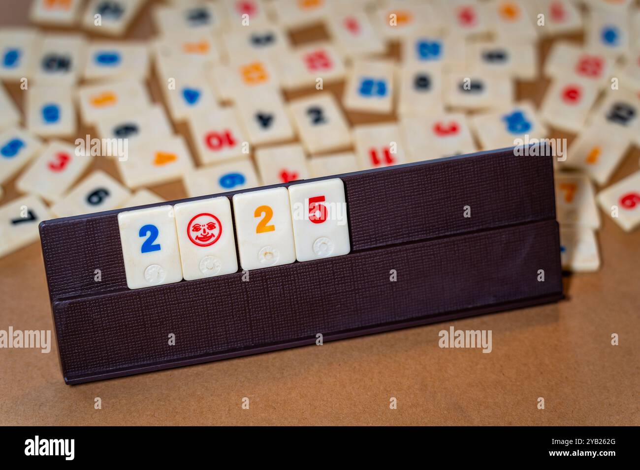 Tuiles Rummikub sur la table, en attente du nouvel an 2025 avec jeux de société Banque D'Images