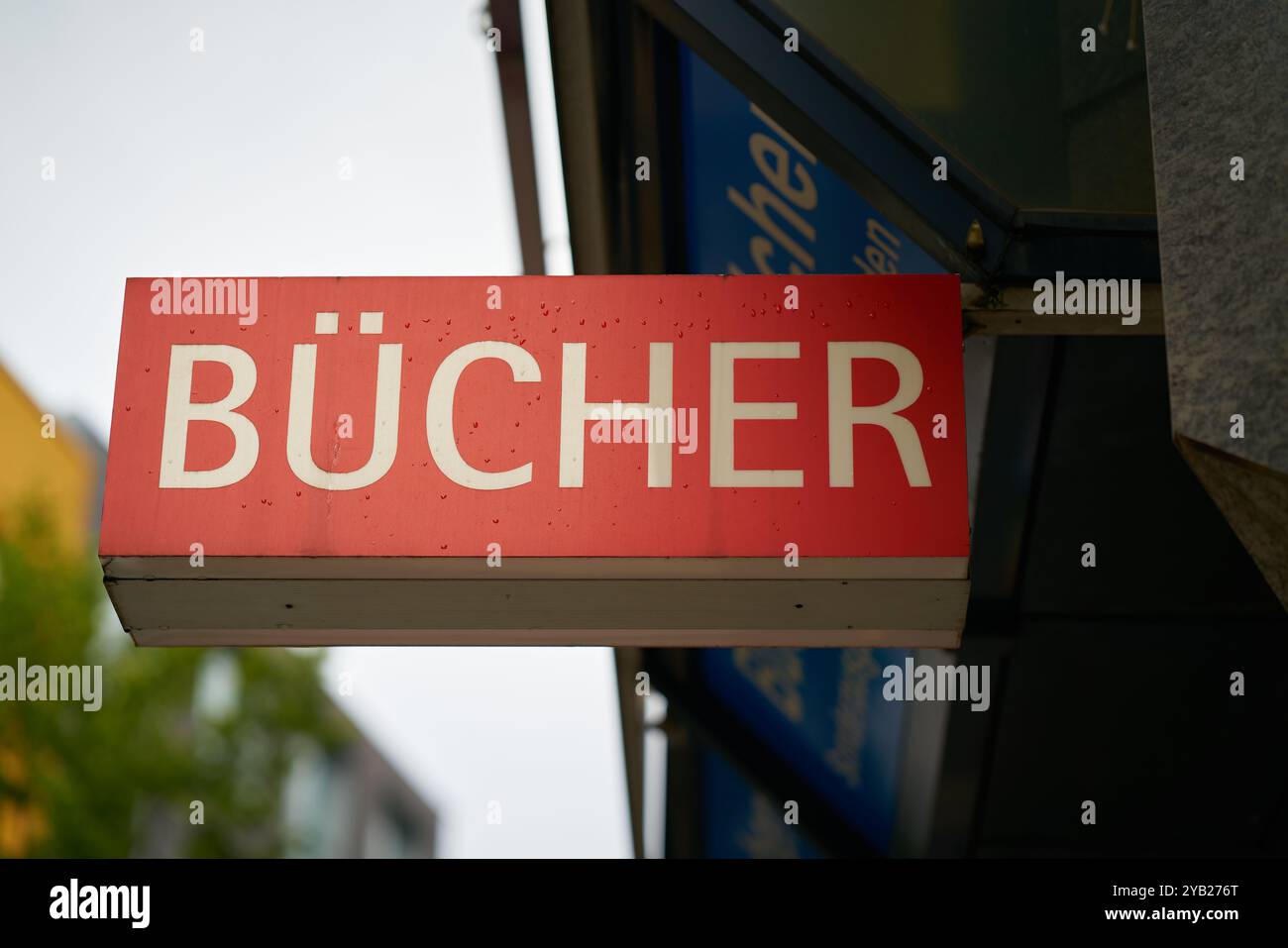 Panneau rouge avec l'inscription allemande Bucher pour indiquer une librairie. Traduction : livres Banque D'Images