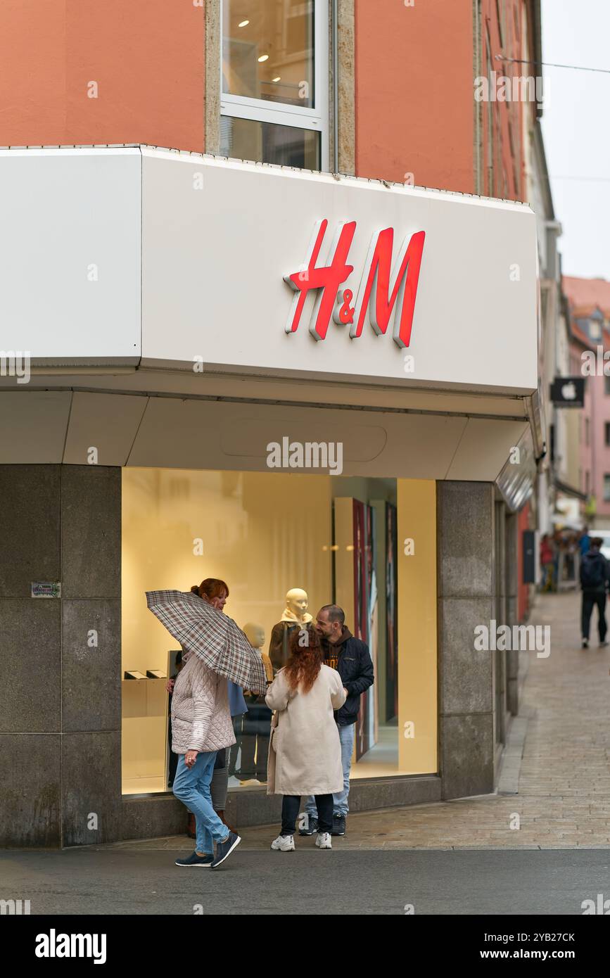 Les passants font du lèche-vitrine devant un magasin dans le centre-ville de Würzburg Banque D'Images