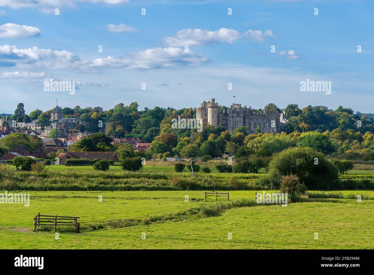 Château et cathédrale d'Arundel sur la rivière Arun, Arundel, West Sussex, Angleterre, Royaume-Uni Banque D'Images