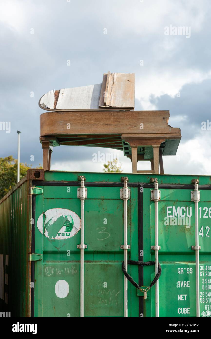 Un piano à queue sur un conteneur maritime, Pianodrome, Granton, Édimbourg, Écosse Banque D'Images