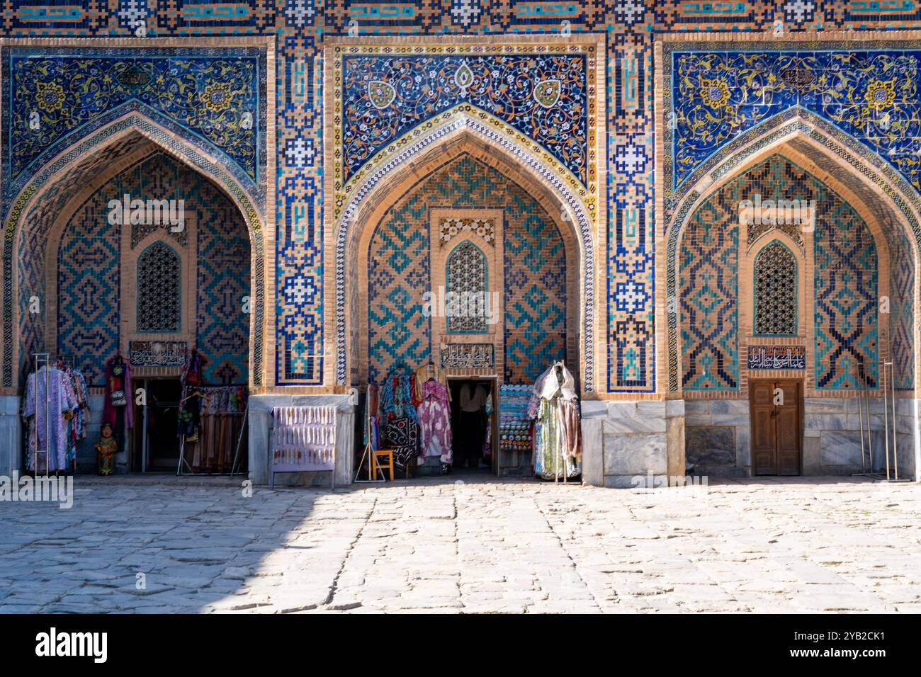 Samarcande, Ouzbékistan-12 août 2023 : magasins à l'intérieur de la place Registan pendant une journée ensoleillée Banque D'Images