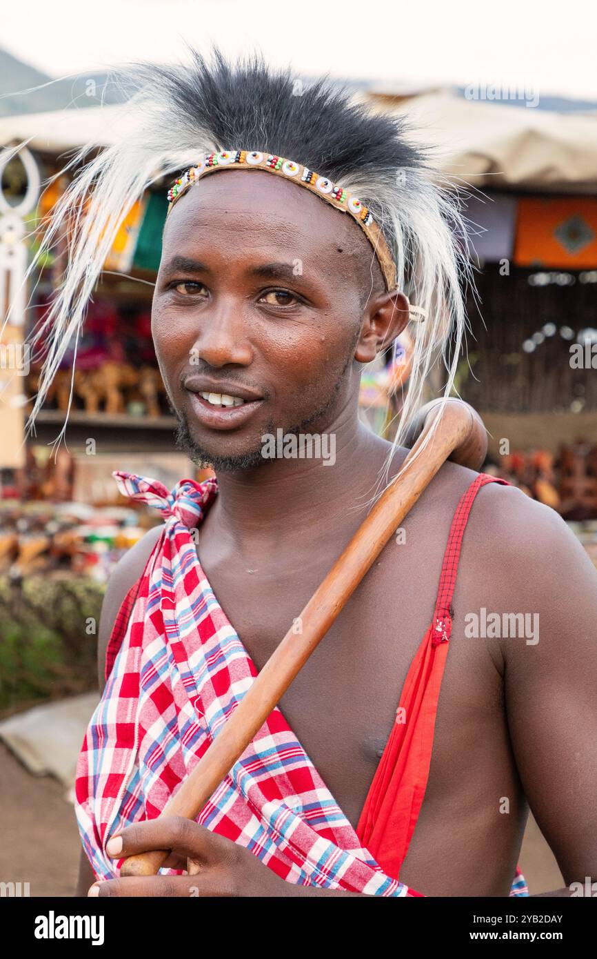 Membre masculin de la tribu Masai, vêtu de vêtements rouges traditionnels. Masai Mara, Kenya, Afrique Banque D'Images