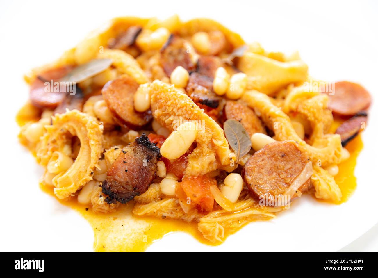 Tripe de boeuf (bucho), estomac de boeuf, tripes sur une assiette blanche. Dobradinha Banque D'Images