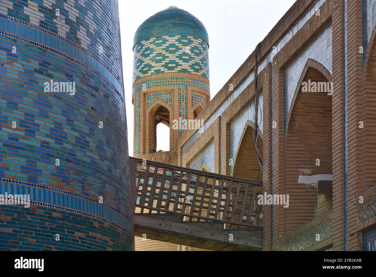 Khiva, Ouzbékistan. Architecture ancienne et minaret Kalta Minor à Muhammad Amin Khan Madrassah. Grand minaret bleu décoré de ceintures ornées de Banque D'Images