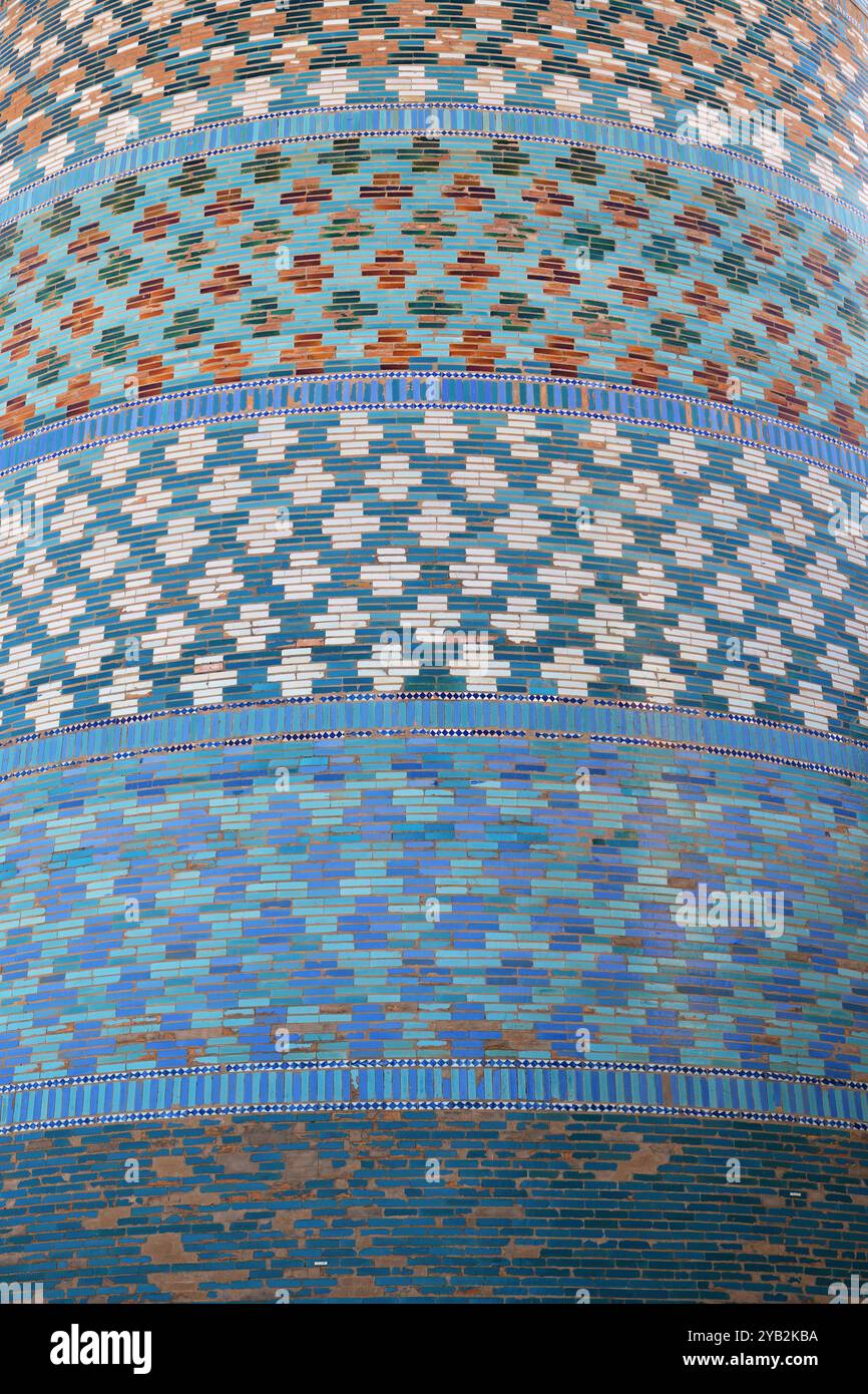 Khiva, Ouzbékistan. Minaret Kalta Minor à Muhammad Amin Khan Madrassah. Grand minaret bleu décoré de ceintures ornées de carreaux émaillés. Détail Banque D'Images