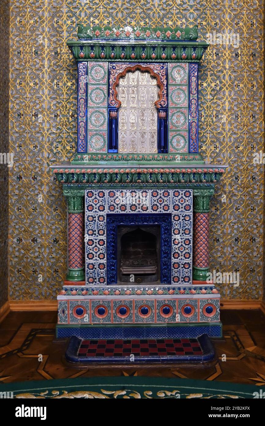 Khiva, Ouzbékistan - 15 septembre 2024 : le poêle en faïence est construit dans le mur du salon du palais Besh Khovli. XIX siècle Banque D'Images