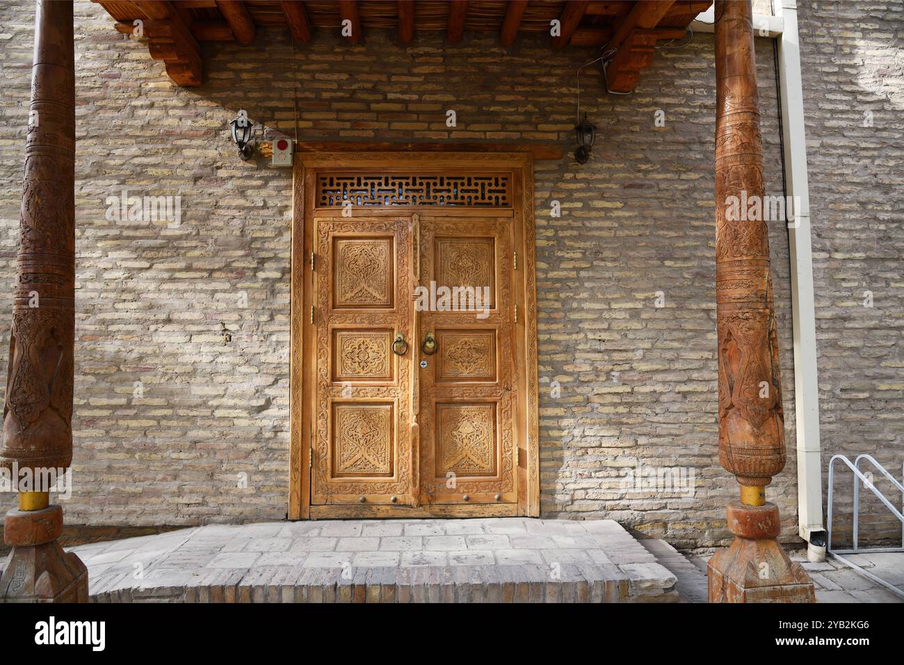 Belle ancienne porte en bois sculptée restaurée dans le palais Besh Khovli. Khiva. Ouzbékistan Banque D'Images