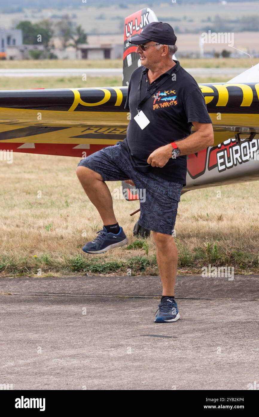 Le pilote acrobatique Jurgis Kairys danse à côté d'un avion Sukhoi Su-31. Spectacle aérien Kosice 2024. Slovaquie, Europe. Banque D'Images