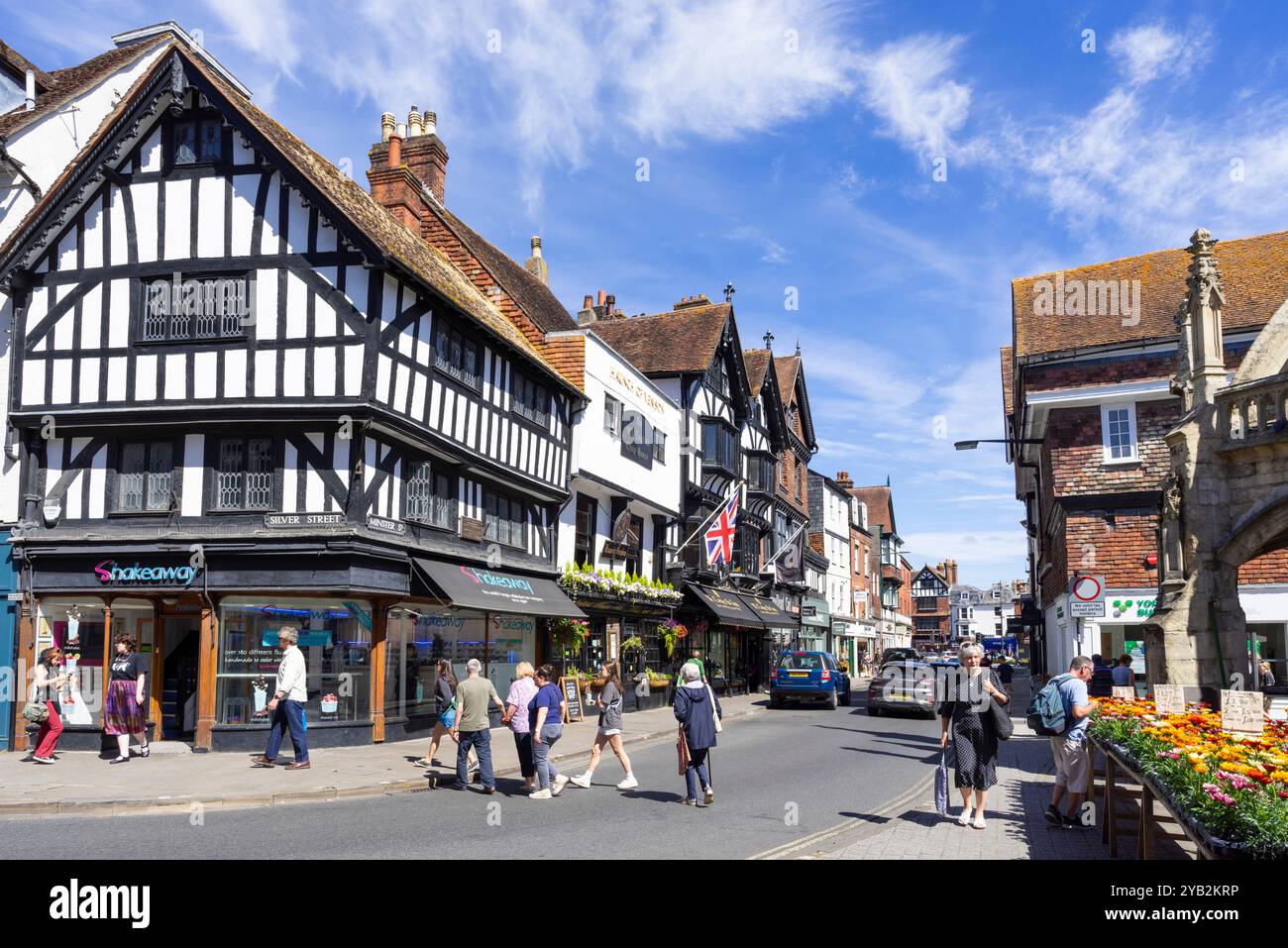 Shakeaway Milkshake Shop et Croix de volaille sur Silver Street et Minster Street Salisbury centre-ville Salisbury Wiltshire Angleterre GB Europe Banque D'Images