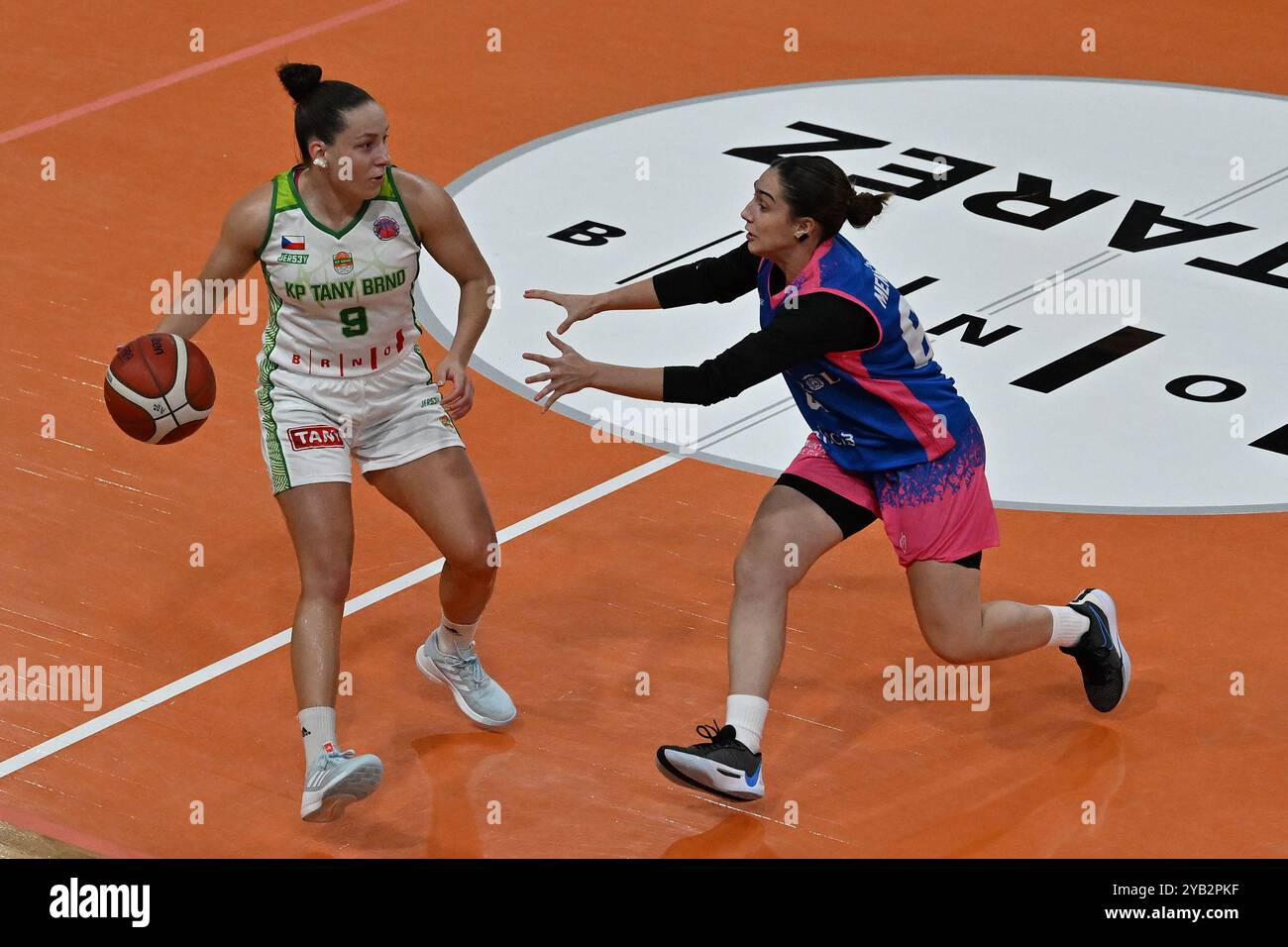 Brno, République tchèque. 16 octobre 2024. De gauche à droite Karolina Sotolova de Brno, Carlota Menendez de Ferrol en action lors de la Coupe d'Europe féminine de basket-ball FIBA du Groupe J 2e tour : KP Tany Brno vs Ferrol à Brno, République tchèque, le 16 octobre 2024. Crédit : Vaclav Salek/CTK photo/Alamy Live News Banque D'Images